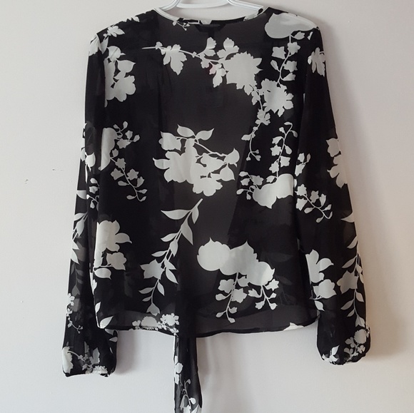🆕️Floral Chiffon Wrap Top Size Medium - Picture 2 of 5